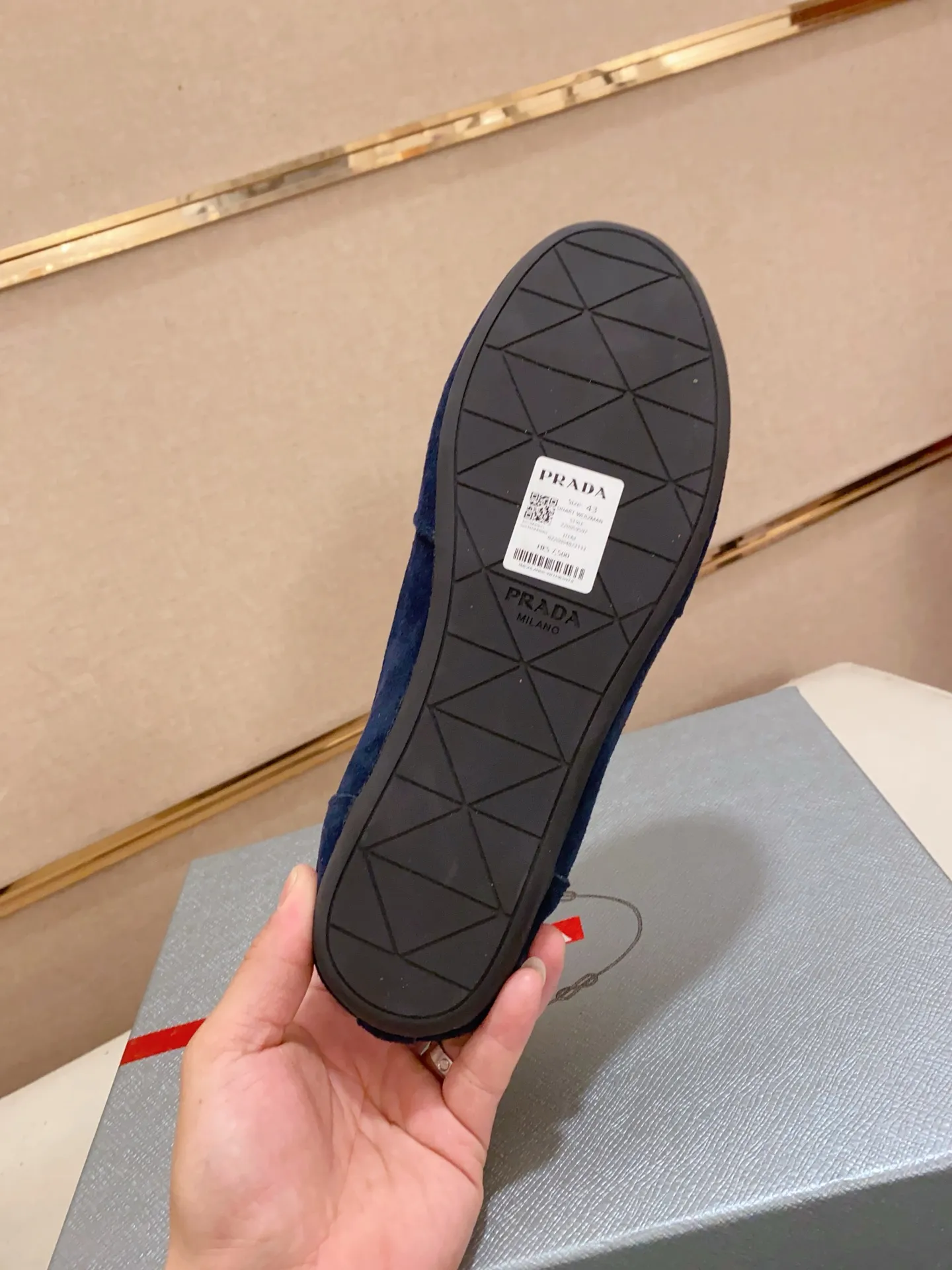 Men's shoes 💰 500💰 ✔️✔️✔️High version High-quality new PRADA counters are launched simultaneously. The new men's shoes and 😘fabrics are selected from first-layer cow suede and waterproof fabrics, and are made by pure handicrafts. Lining: Full sheepskin lining. 👍🏿 High-end ☄️ air-cushion molded anti-slip rubber outsole, exquisite lines, simple and elegant, comfortable and high-end for leisure travel. Number of yards: 38 to 44. Can be customized45